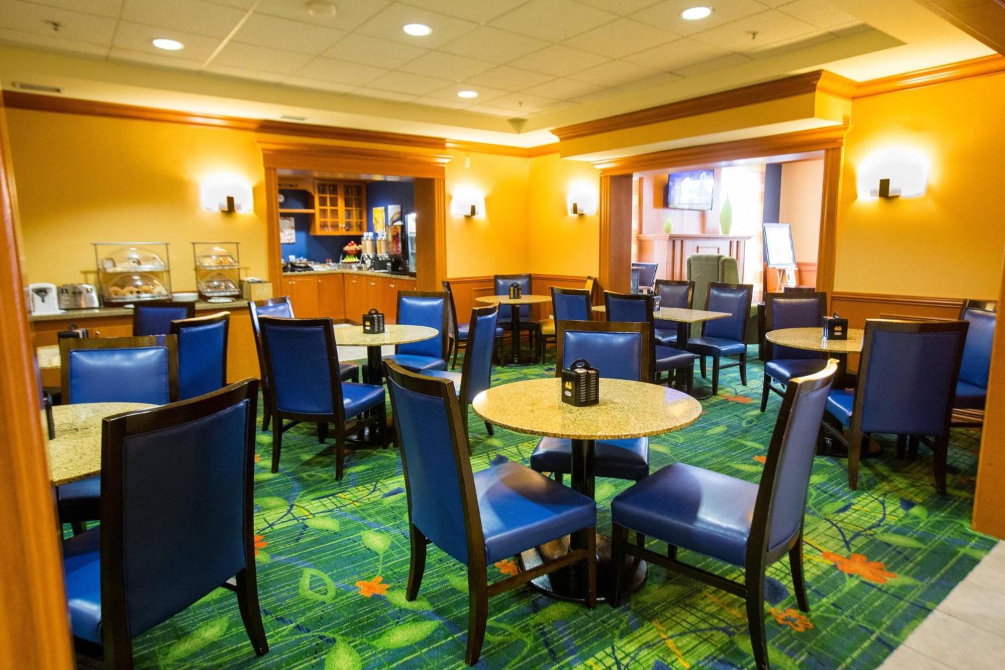 Fairfield By Marriott Toronto Hotel 3*